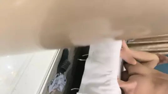 20岁兼职小美女，低头害羞被一把推倒，脱下牛仔短裙插穴